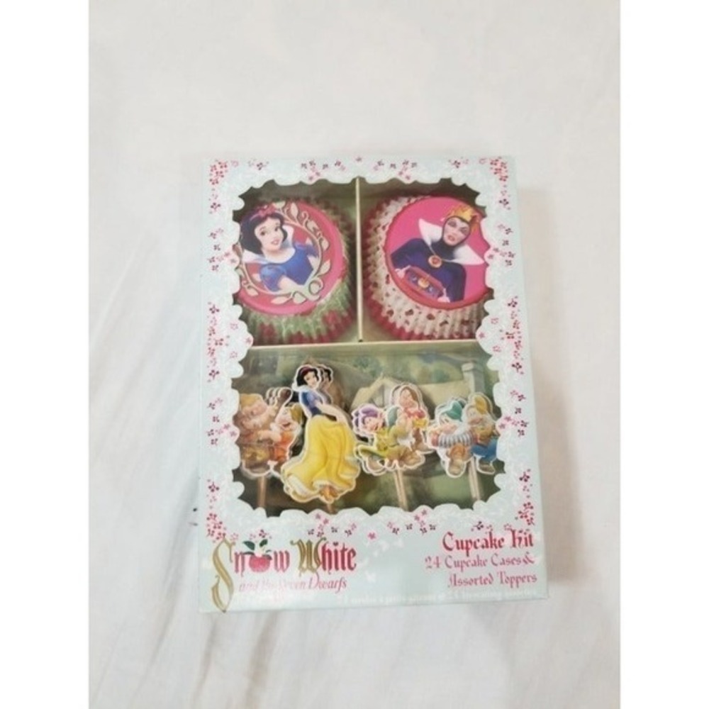 Snow White and the Seven Dwarfs Cupcake Kit New 24 Cases and Assorted Toppers